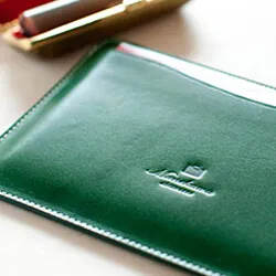 おしゃれな革のカードケース