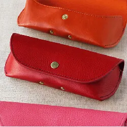 還暦のお祝いに赤いメガネケース