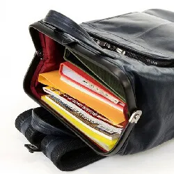 ビジネスマンに人気のレザーのバックパック