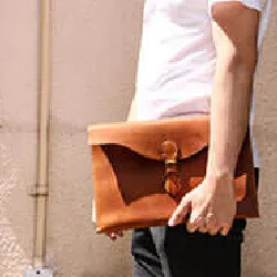 レザー製クラッチバッグ