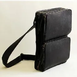 ビジネスマンに人気のレザーのショルダーバッグ