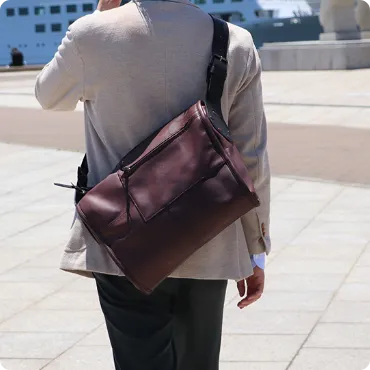 イクワインズ メッセンジャーバッグ