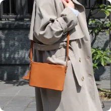 シュリンクレザーポシェット