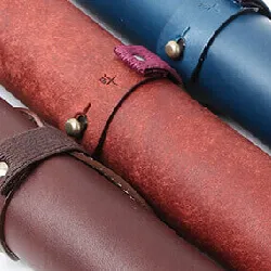 鞄の小さなスペースにも入れられるロールペンケース