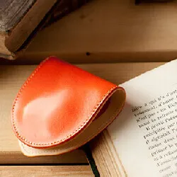 ラッキーチャームとしても根強い人気の馬蹄型コインケース