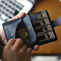 ⾰と構造で魅せる、LITSTAのセパレート型 Coin Wallet