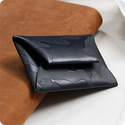 ⼩さいのに驚きの収納⼒。PTAHの折り込み型コインケース