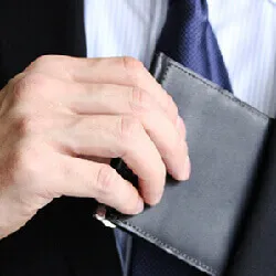 革のおしゃれなマネークリップ