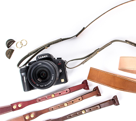 ブラウンブラウンのレザーカメラストラップ