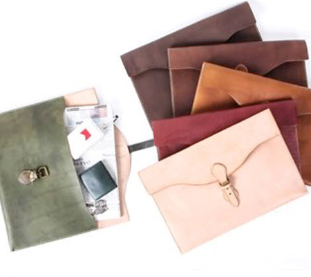 ブラウンブラウンのベルト留めクラッチバック