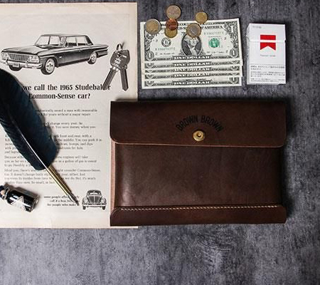 ブラウンブラウンのBBステンシルクラッチバッグ