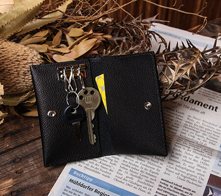 スガタの併せ持つ 二つ折りキーケース