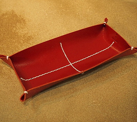 カクラの革トレイ ペン メガネ レッド白糸
