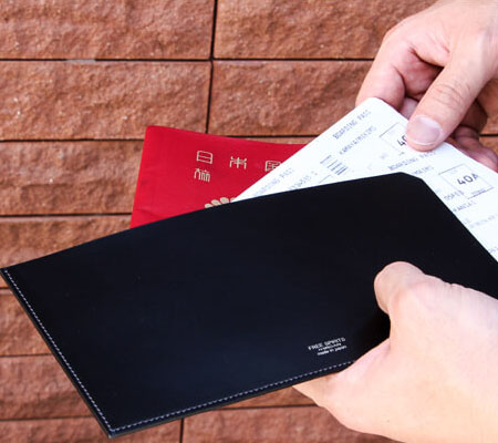 フリースピリッツのパスポートケース 束入れ型