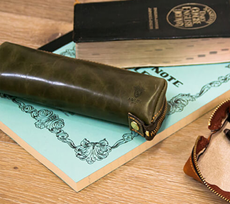 アジリティアファのシンプルレザーペンケース