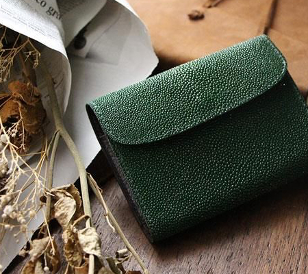 フリースピリッツの三つ折り財布 ガルーシャ エイ革