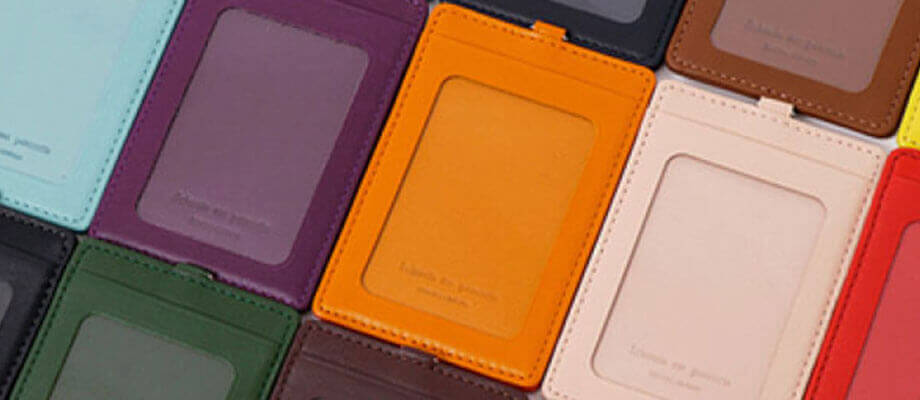 スリップオンのノワール リール付き縦型IDケース