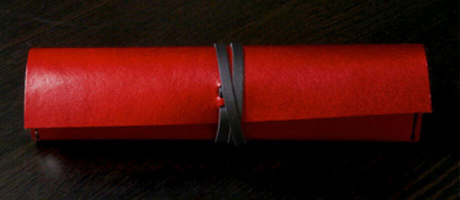 カクラのヌメ革ペンケース urushiレッド