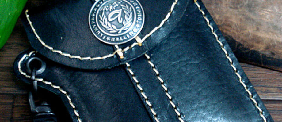 クイッターの携帯灰皿 オイルバケッタレザー コンチョ携帯灰皿