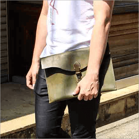 ブラウンブラウン ベルト留めクラッチバック