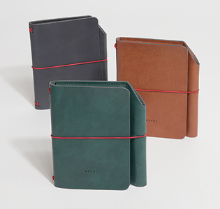 レヴェルのパスポートケース