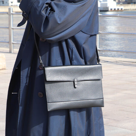 トモエ レザーサコッシュケース ショルダバッグ