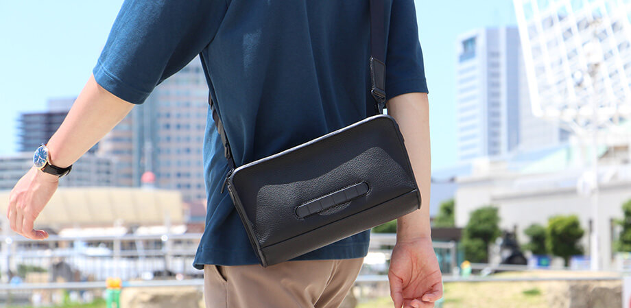 トモエ レザーボディーバッグポーチ ボディバッグ