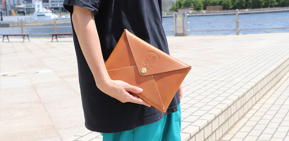 ブラウンブラウン Clutch bag レタークラッチバッグ