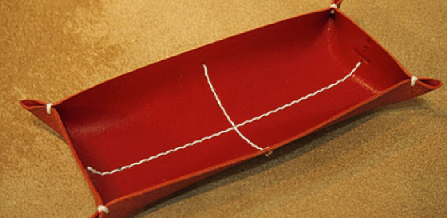 カクラの革トレイ ペン&メガネ レッド白糸 KAKURA