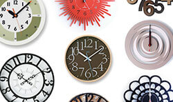 さまざまな種類の掛け時計の写真