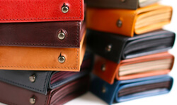 様々なカラーの財布2。