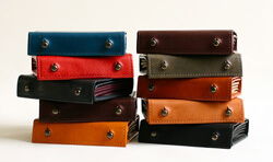 職人が手作りで作る財布は３０代の男性に人気があります。