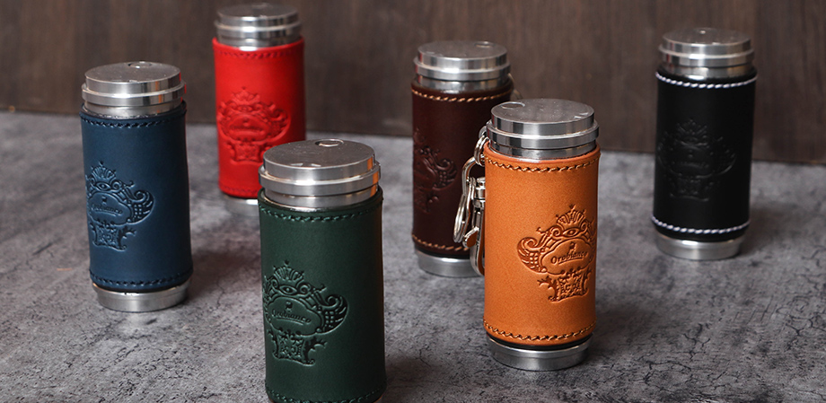 オロビアンコの革貼り筒型携帯灰皿