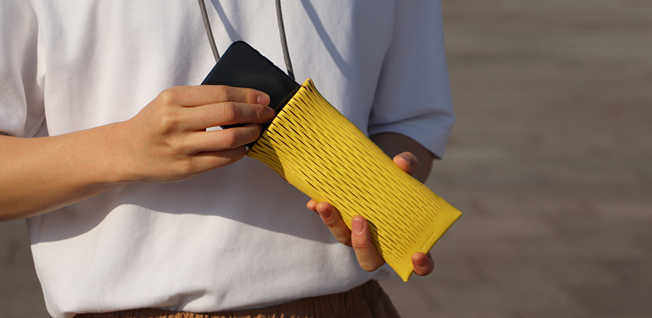 ファブリック のびてフィットするポーチ MESH スマホケース